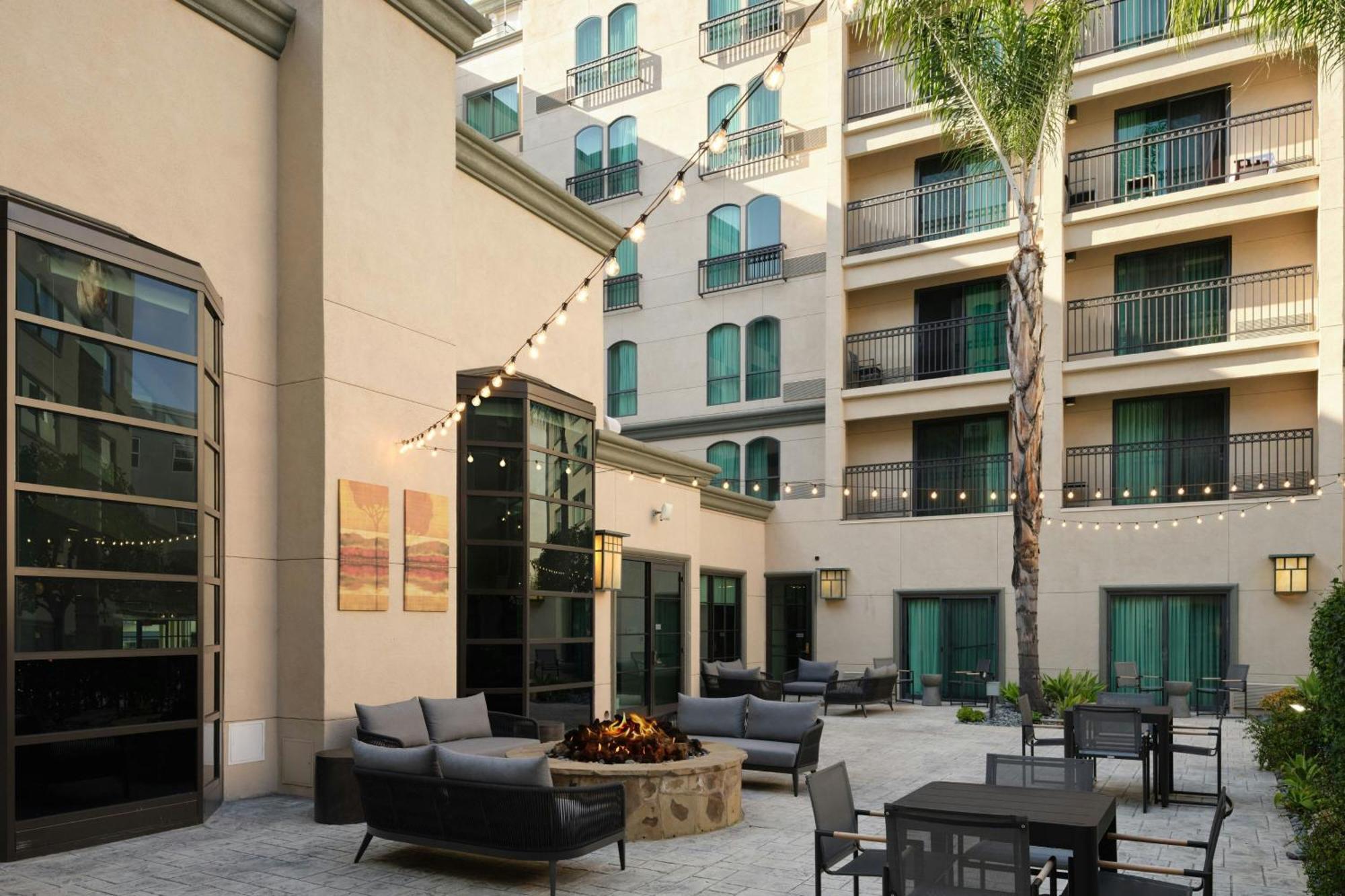 Courtyard By Marriott Los Angeles Pasadena Old Town Exteriér fotografie